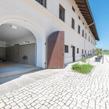 Alte Zollstation- Historical Building מלון